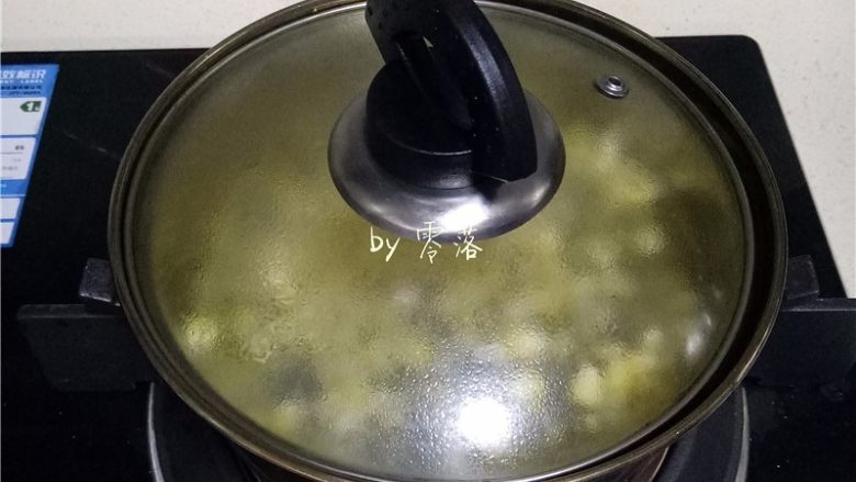酱汁章鱼足,放入玉米煮熟;