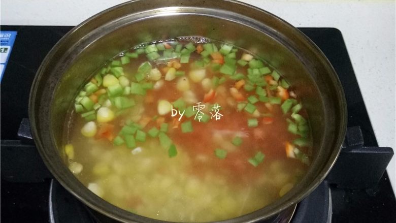 酱汁章鱼足,玉米煮至8分熟时,放入甜椒、青椒略煮;