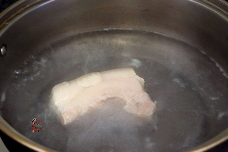 香辣下饭回锅肉,锅中倒入适量水煮开,丢进<a style='color:red;display:inline-block;' href='/shicai/ 428'>五花肉</a>煮15分钟