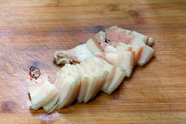 香辣下饭回锅肉,煮过的五花肉捞起放入凉水中浸泡片刻,沥干水,切薄片