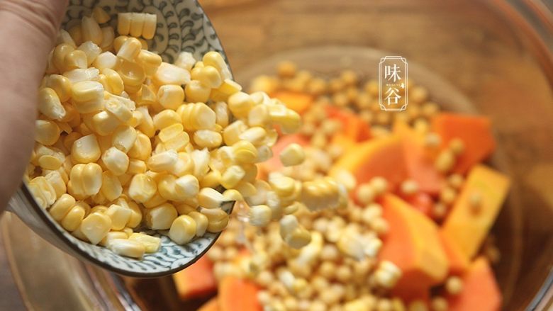 木瓜玉米大豆甜汤,放入玉米粒;