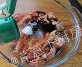 黑椒鸡柳,加入1大勺<a style='color:red;display:inline-block;' href='/shicai/ 718'>料酒</a>、1小勺<a style='color:red;display:inline-block;' href='/shicai/ 721'>蚝油</a>、1大勺黑胡椒酱、1大勺<a style='color:red;display:inline-block;' href='/shicai/ 788'>生抽</a>、1大勺<a style='color:red;display:inline-block;' href='/shicai/ 3729'>白糖</a>、1/2小勺<a style='color:red;display:inline-block;' href='/shicai/ 134340'>黑胡椒粉</a>
