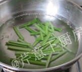 黑椒鸡柳,锅中坐水烧开,加少许盐(分量外),汆烫一下芹菜,捞出过凉备用