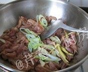 黑椒鸡柳,锅中加入适量使用油,烧至6、7成热时,下入鸡柳和葱姜蒜,中大火煸炒至鸡柳吐油、葱姜蒜出香