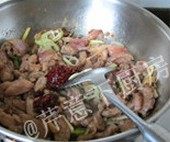 黑椒鸡柳,加入1大勺<a style='color:red;display:inline-block;' href='/shicai/ 11801'>郫县豆瓣</a>,翻炒均匀出香