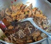 黑椒鸡柳,再加入1大勺蚝油,翻炒均匀