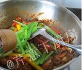 黑椒鸡柳,下入彩椒和芹菜,并1大勺黑胡椒碎,翻炒均匀