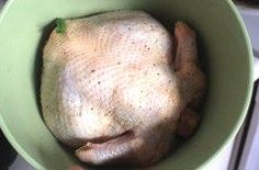 中式蜜汁烤全鸡,给鸡肉按摩3-5min,然后放在冰箱里过夜