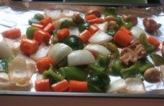 中式蜜汁烤全鸡,烤到剩下30min,可以将调料后的切块蔬菜(撒点胡椒盐,食用油)放进烤箱;时间一到,一起取出即可。