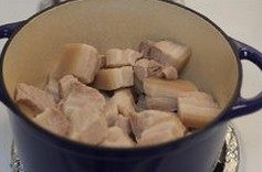 土豆烧五花肉（铸铁锅版）,将肉放入铸铁锅，加水至8分满