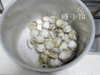 文蛤蒸蛋,锅内加水，<a style='color:red;display:inline-block;' href='/shicai/ 718'>料酒</a>和几片生<a style='color:red;display:inline-block;' href='/shicai/ 37'>姜</a>，水开后放入文蛤焯水至开口后捞出