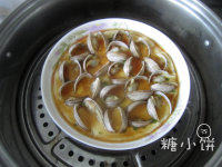 文蛤蒸蛋,加几滴料酒，少许<a style='color:red;display:inline-block;' href='/shicai/ 692'>酱油</a>和一点点<a style='color:red;display:inline-block;' href='/shicai/ 10588'>糖</a>提鲜即可