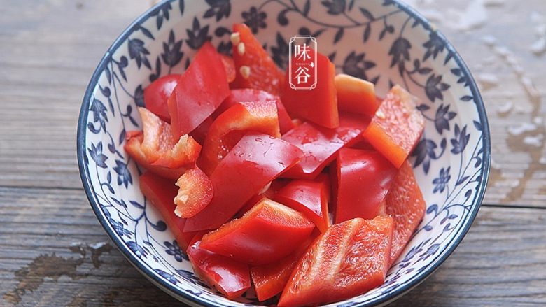 芦笋炒虾仁,红椒切小块;