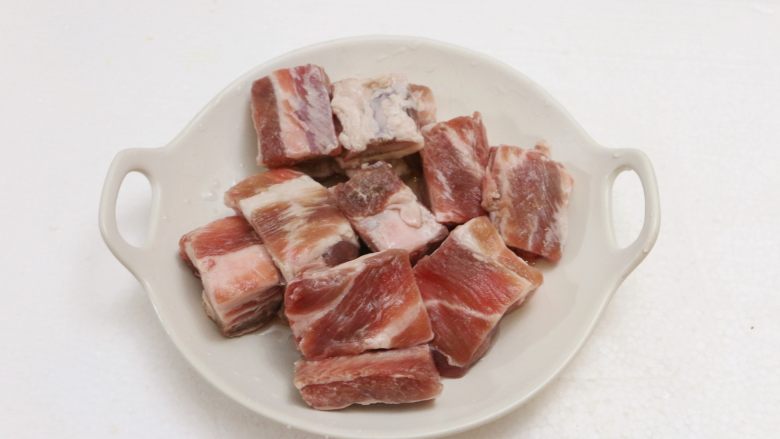 糖醋排骨,
排骨洗净后斩成小段(自己在家不好斩的,可以在买的时候叫猪肉摊老板帮斩好,回来洗净就可以了)