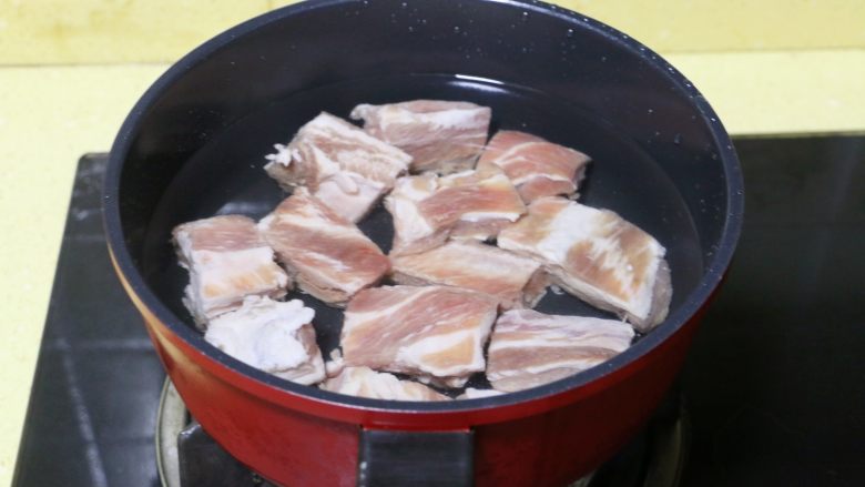 糖醋排骨,
排骨冷水下锅,放炉上煮开焯一下