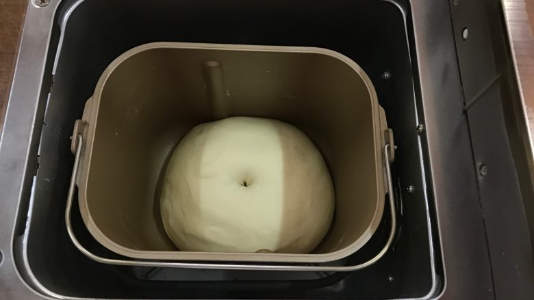 蛋糕夹心面包,发至2.5倍大,手指沾干粉插入拔起,洞口不回缩不塌陷即可。