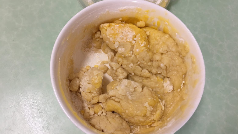 芒果、火龙果蛋挞,感觉挞皮材料都混合在一起了,打开盖子,这种状态就可以了。