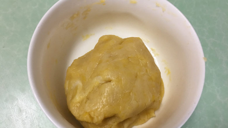 芒果、火龙果蛋挞,用手稍整理成团,不要用力揉面团。