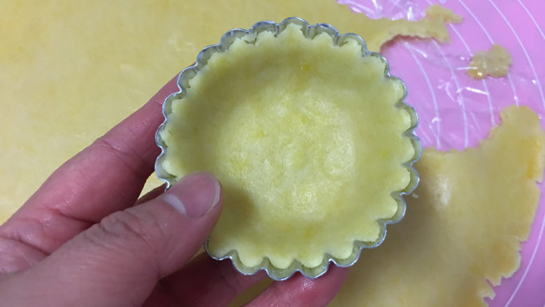 芒果、火龙果蛋挞,放在模具中,用手轻轻压平整。