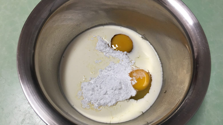 芒果、火龙果蛋挞,接下来用挞水:直接将所有挞水材料放入盆中。
