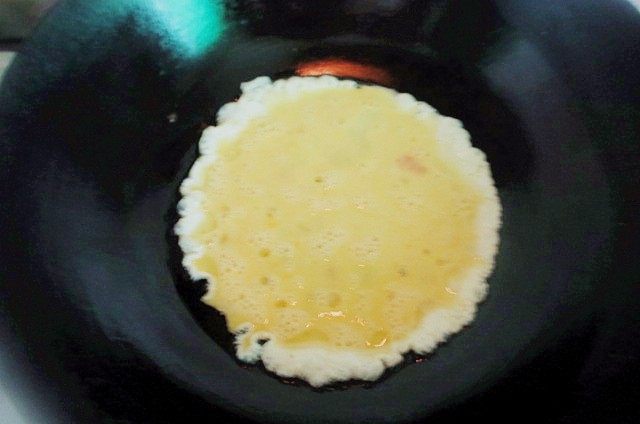 炒饭蛋糕,伪装成小蛋糕的鸡蛋炒米,炒锅中倒入适量植物油,待油温5成左右热时,将打散的鸡蛋液倒入锅中