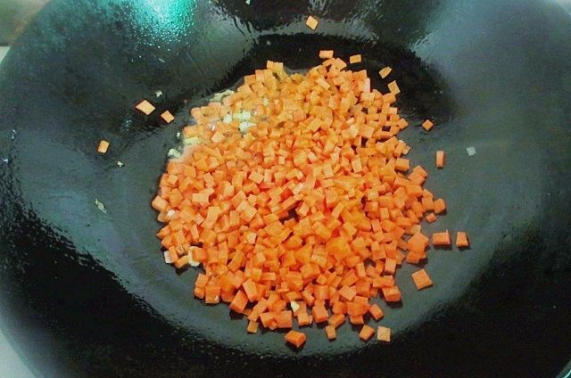 炒饭蛋糕,伪装成小蛋糕的鸡蛋炒米,下入胡椒丁炒至断生