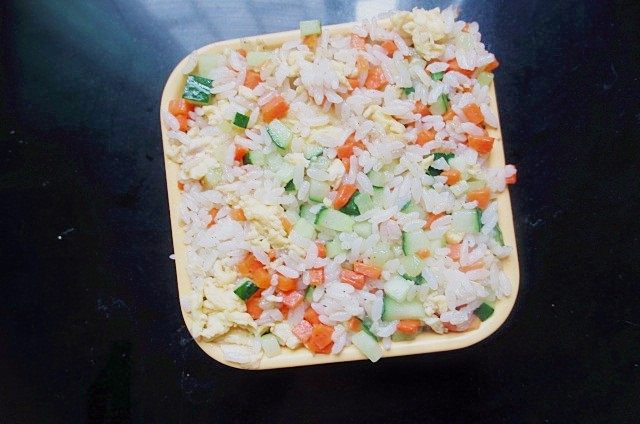 炒饭蛋糕,伪装成小蛋糕的鸡蛋炒米,把炒好的炒饭放入一个方形的容器里