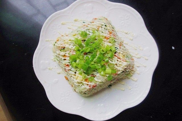 炒饭蛋糕,伪装成小蛋糕的鸡蛋炒米,顶部撒上一点葱花