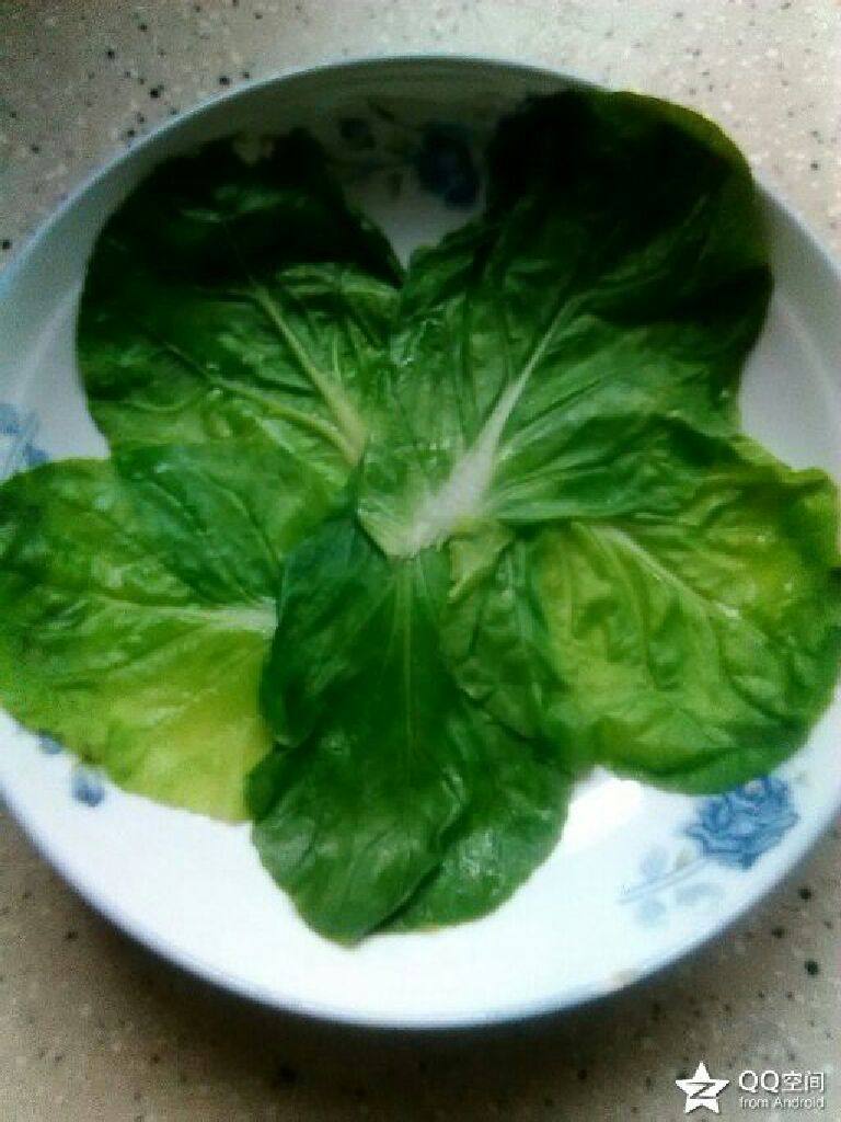 红烧狮子头,煮菜叶，铺盘