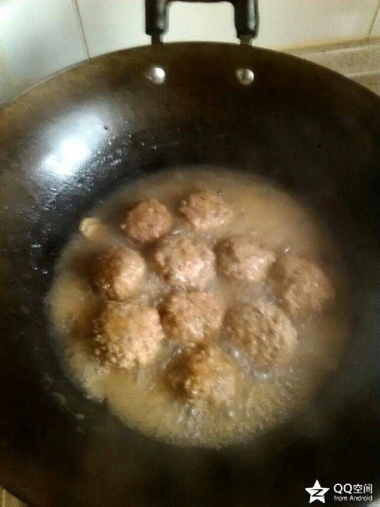 红烧狮子头,锅放油，配点姜葱蒜炒香，加水，放入丸子煮，淀粉水收锅，撒葱花