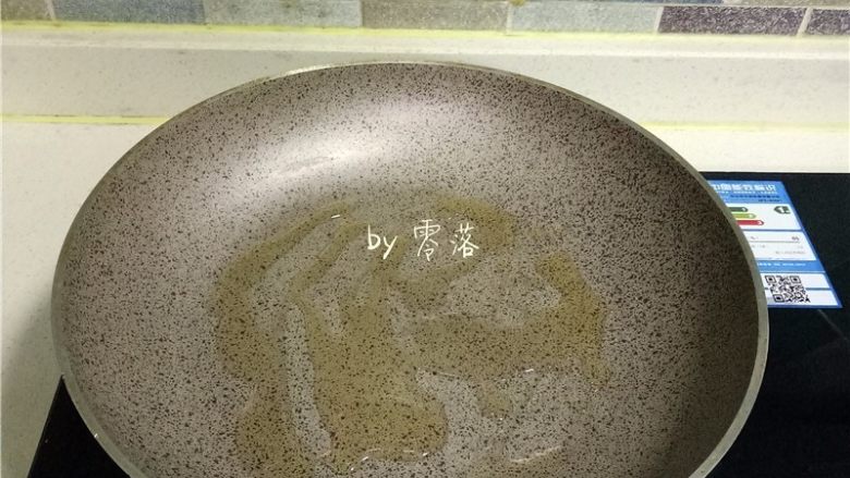 香肠沙拉,平底锅倒入适量橄榄油;