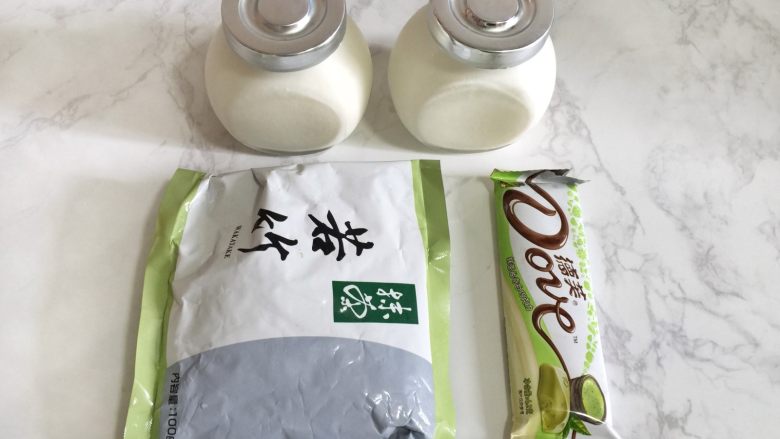 抹茶巧克力双色酸奶杯,从冰箱取出冷藏的巧克力和<a style='color:red;display:inline-block;' href='/shicai/ 885'><a style='color:red;display:inline-block;' href='/shicai/ 885'>酸奶</a></a>,准备好食材。