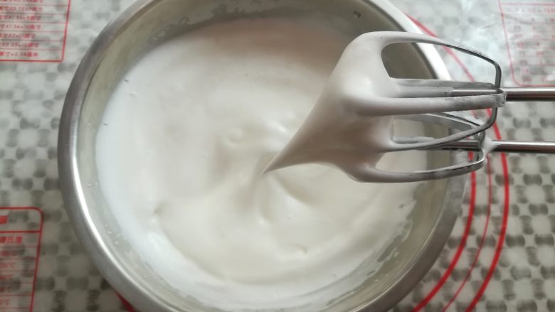 草莓蛋糕盒子,打发蛋白,30克糖分3次加入,打发到湿性发泡,同时预热烤箱上火120度,下火170度
