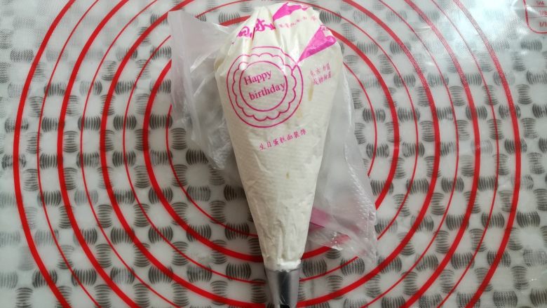 草莓蛋糕盒子,淡奶油装入裱花袋,我用的中号8齿裱花嘴,挤出来的淡奶油比较厚