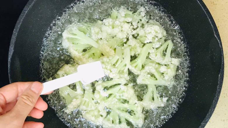 椒盐花菜,加入锅里,烧开水焯水,期间继续撒入少许盐