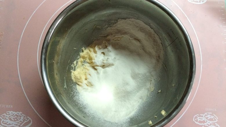 美味椰子派,筛入低粉,用刮刀搅拌至干性粉末消失