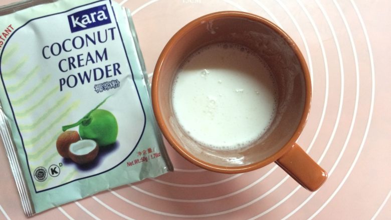 美味椰子派,(松弛的时间我们来制作派液):椰浆粉用开水冲泡。