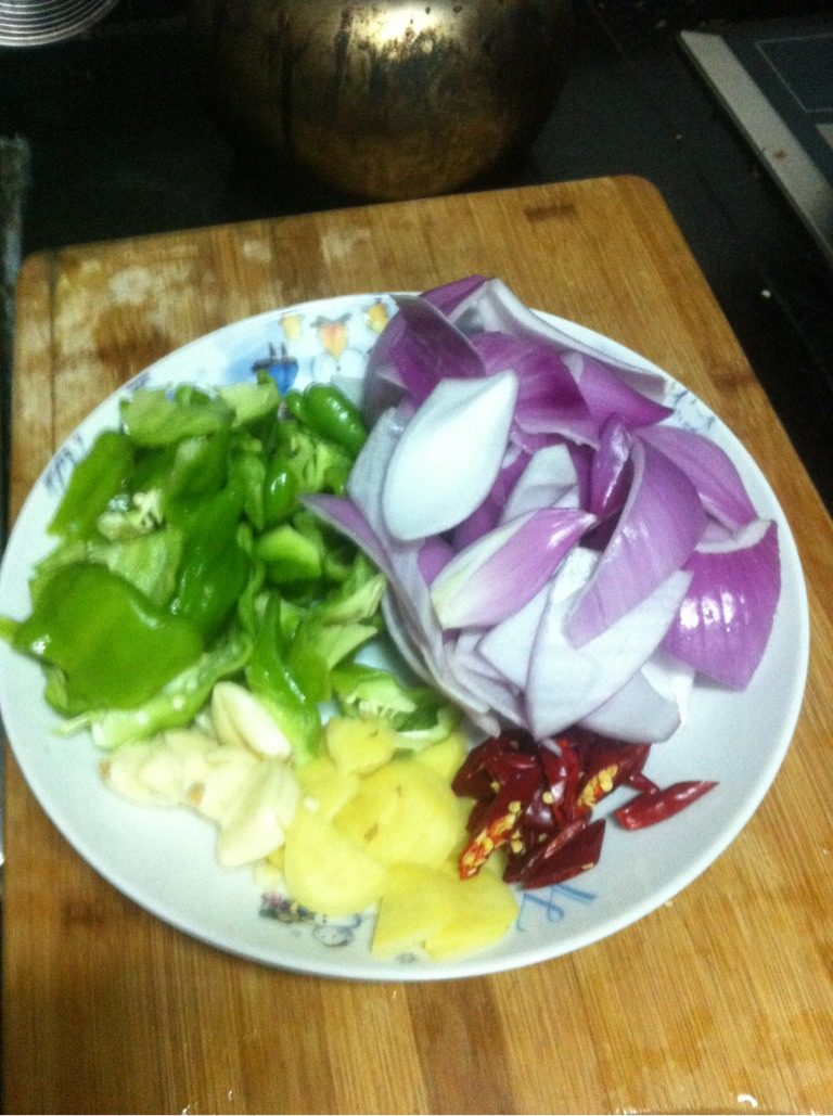 回锅肉,切好相关配料,辣椒切滚刀块,<a style='color:red;display:inline-block;' href='/shicai/ 29'>洋葱</a>和辣椒差不多大小就好了,姜切成薄片,蒜用刀拍散就行,干辣椒切成菱形。
