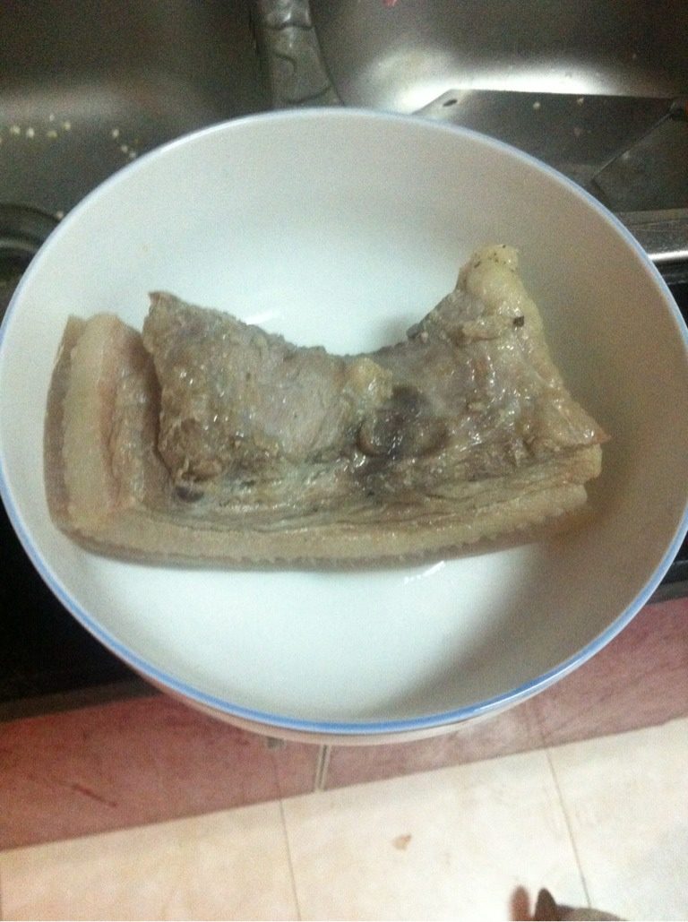 回锅肉,肉煮好放一边冷却,迅速冷却可以放在冷水里。