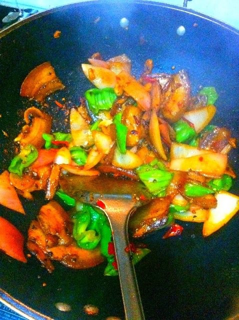 回锅肉,再依次倒入配菜,洋葱辣椒。