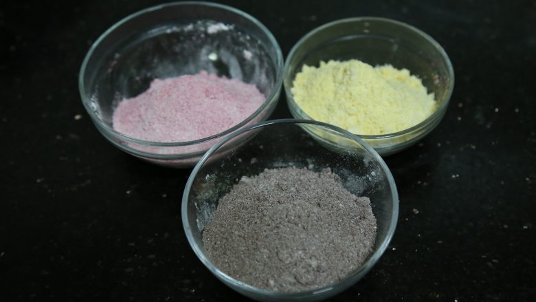 蜗牛马卡龙,过筛分类,把每一份都加入9克蛋白,盖好