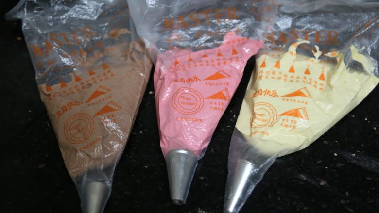 蜗牛马卡龙,全部做好后装入裱花袋备用,裱花嘴是中号圆孔