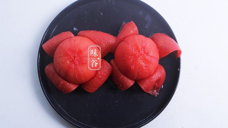 番茄牛肉煲,然后放到锅里加水煮开,煮开后把皮剥掉;