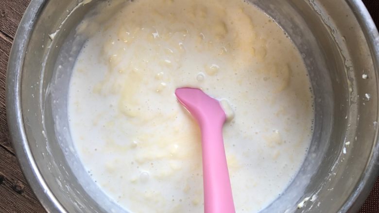 轻乳酪蛋糕,分2-3次加入奶酪糊,每次都是翻拌手法,不可以画圈以免消泡。
