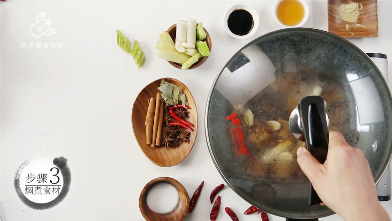 清爽可口丝滑入味,酷暑去燥的苦瓜烧肉 ,焖煮食材