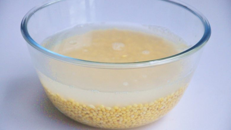 绿豆糕,提前12小时泡绿豆,绿豆我用的去皮绿豆,因为去皮的过程会让我崩溃。