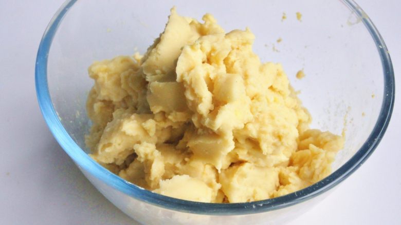 绿豆糕,煮好后用勺子碾压,但还是有些颗粒不够细腻,这时可以过筛,但这个过程比较虐心,我分两次将绿豆泥放入破壁机中,加入少量的水,这样做出来的绿豆糕就