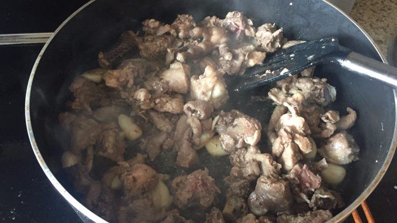 生炒鸡块,待鸡肉的颜色变了,这样再翻炒下;