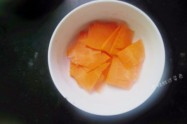 0脂肪的蔬菜减肥汤,胡萝卜去皮切成薄片