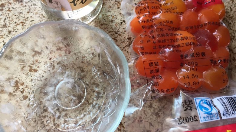 蛋黄酥,纯纯的诱惑,这时候,开始做蛋黄;准备好蛋黄、白酒;